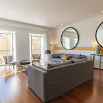 Апартаменти Spacious, Family Friendly 3br & 3wc. Ac/heating.