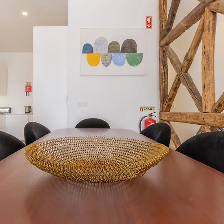 Spacious, Family Friendly 3br & 3wc. Ac/heating. דירה