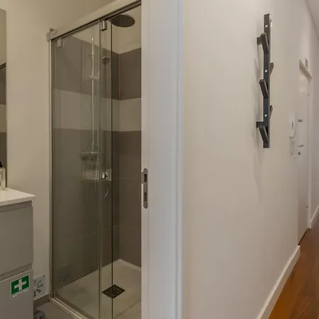 Spacious, Family Friendly 3br & 3wc. Ac/heating.