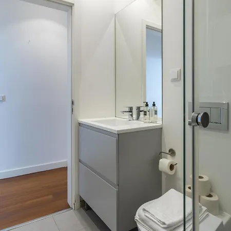 Spacious, Family Friendly 3br & 3wc. Ac/heating.