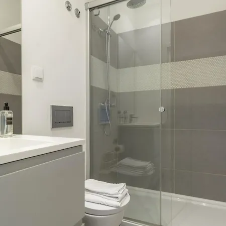 דירה Spacious, Family Friendly 3br & 3wc. Ac/heating. *