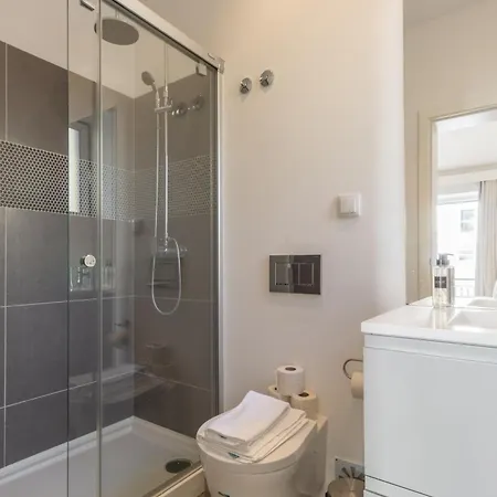 Spacious, Family Friendly 3br & 3wc. Ac/heating.