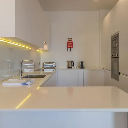 דירה Spacious, Family Friendly 3br & 3wc. Ac/heating.