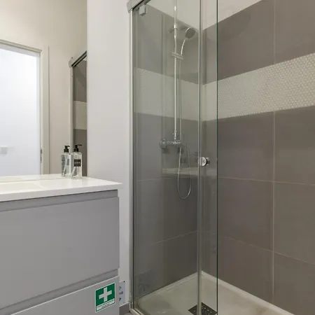 דירה Spacious, Family Friendly 3br & 3wc. Ac/heating. *