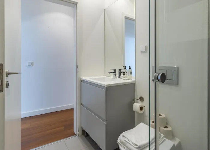 Spacious, Family Friendly 3br & 3wc. Ac/heating.