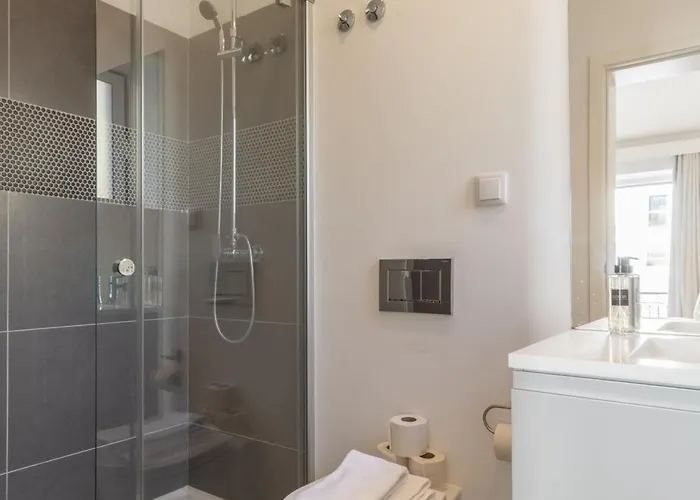 Spacious, Family Friendly 3br & 3wc. Ac/heating.