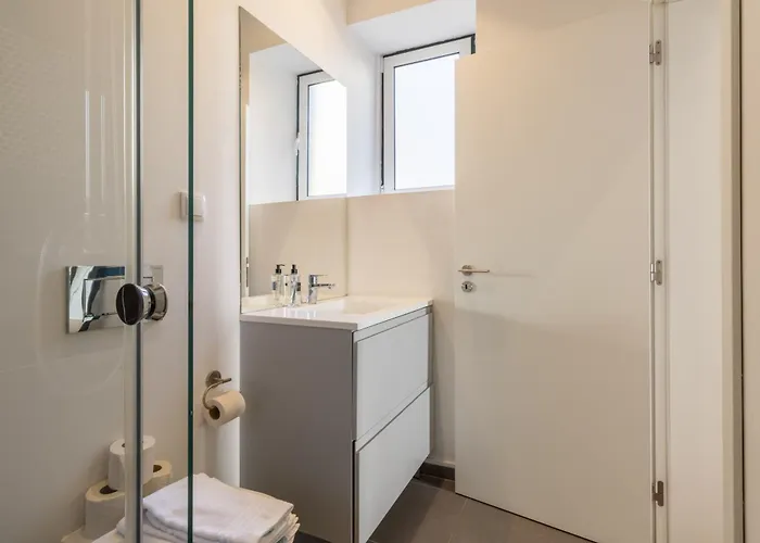 شقة Spacious, Family Friendly 3br & 3wc. Ac/heating. *