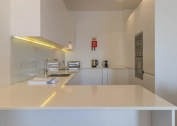 شقة Spacious, Family Friendly 3br & 3wc. Ac/heating.