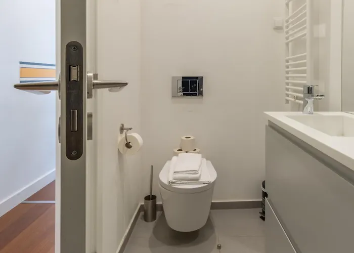 Spacious, Family Friendly 3br & 3wc. Ac/heating. *